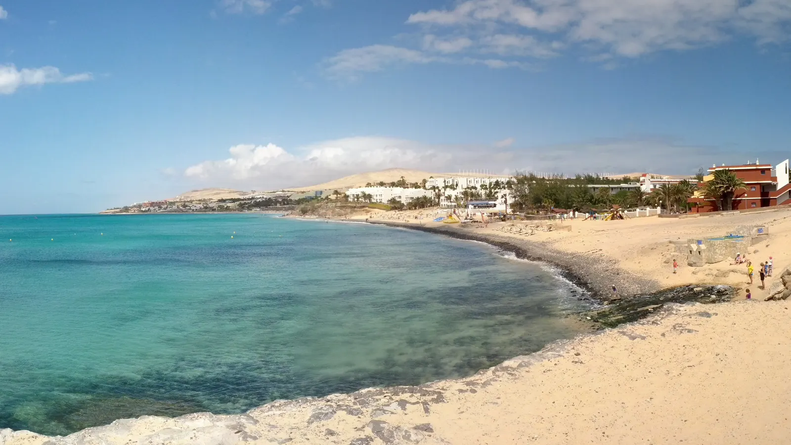 Costa Calma auf Fuerteventura mit hellem Strand und türkisfarbenem Atlantik