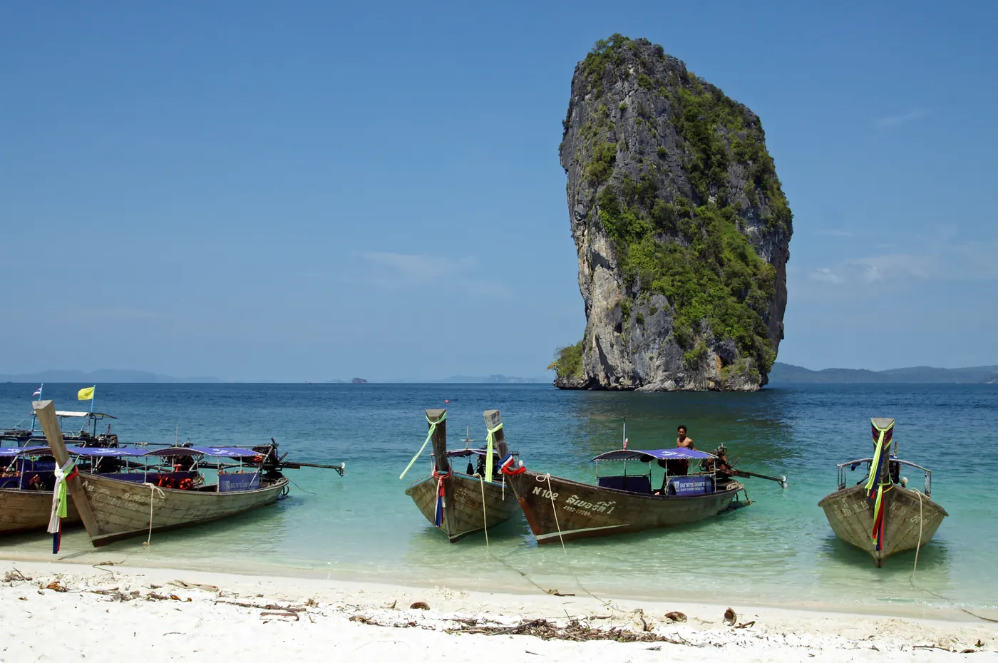 Longtail-Boote am Strand von Ko Poda bei Krabi in Thailand