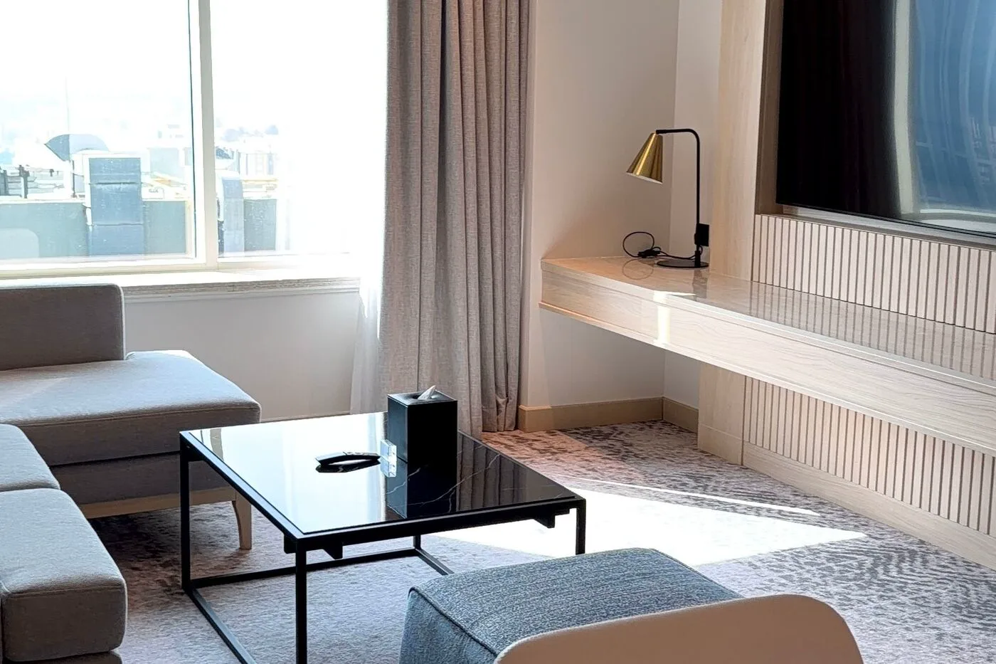 Moderne Hotelsuite mit Sitzbereich und Arbeitsplatz