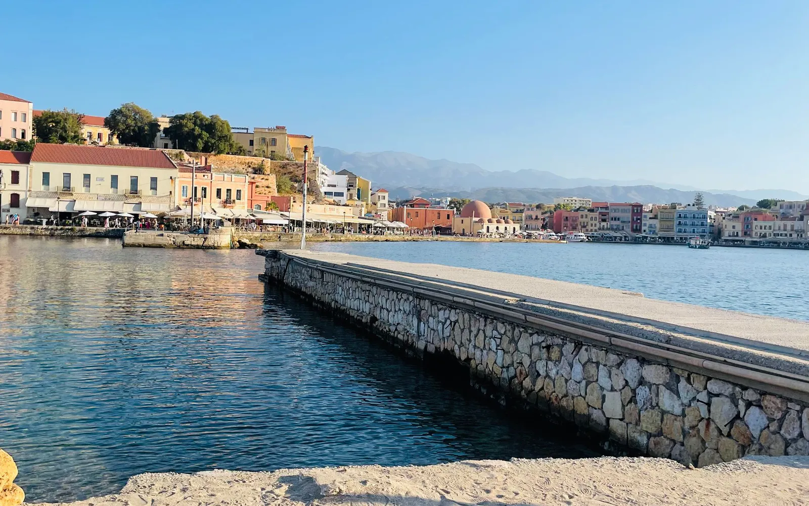 Venezianischer Hafen von Chania auf Kreta in warmem Abendlicht
